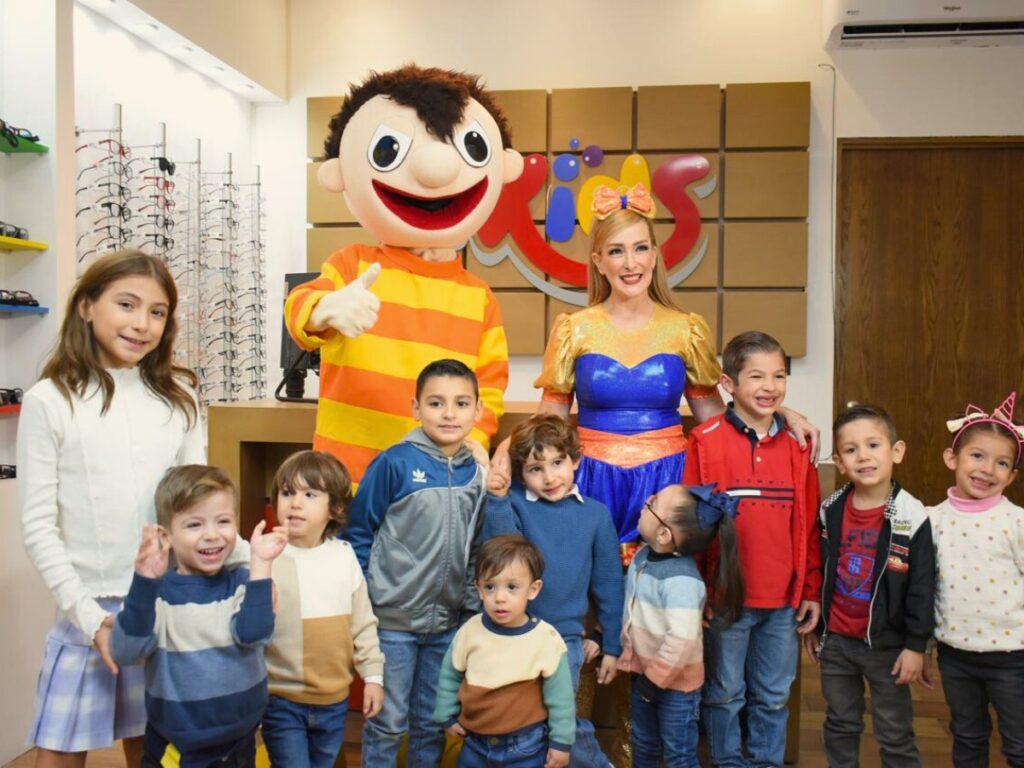 Optica 4 Kids_Hero_Bely y Beto en sucursal