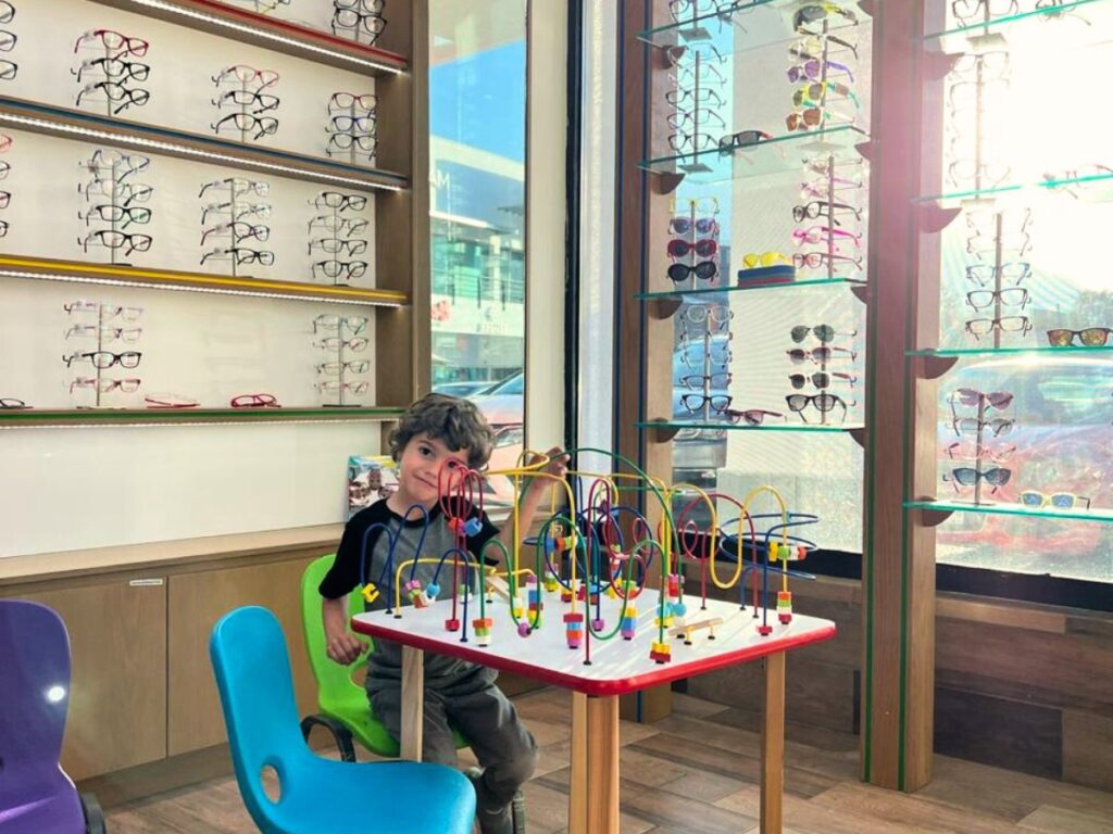 Optica 4 Kids_Hero_Niño en Sucursal