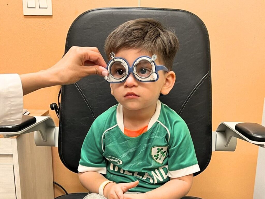 Optica 4 Kids_Hero_Niño examen de la vista