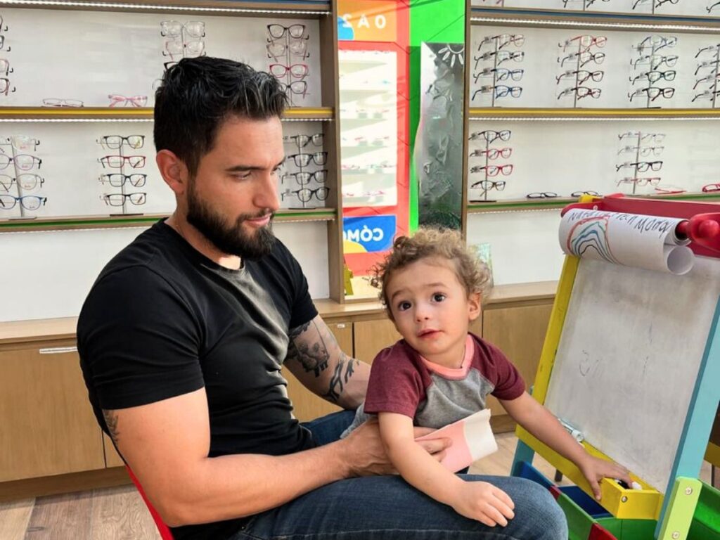 Optica 4 Kids_Hero_Papá e hijo en sucursal